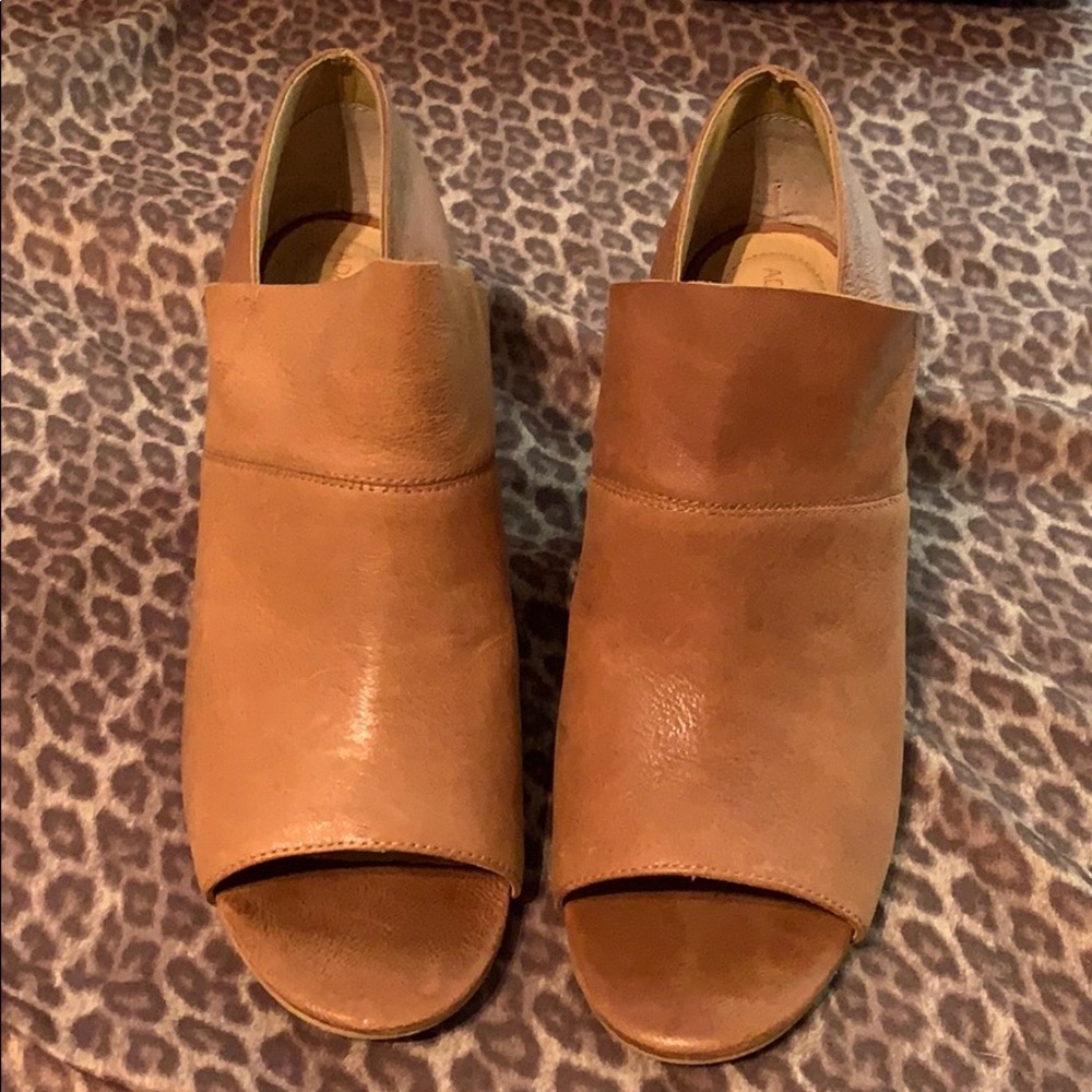 Like new Adam tucker peep toe shootie